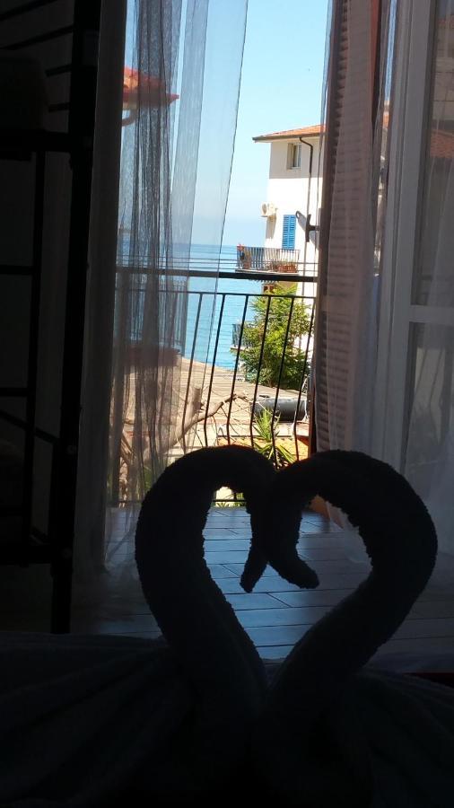 A Due Passi Dal Mare Bed & Breakfast Акуапеса Екстериор снимка