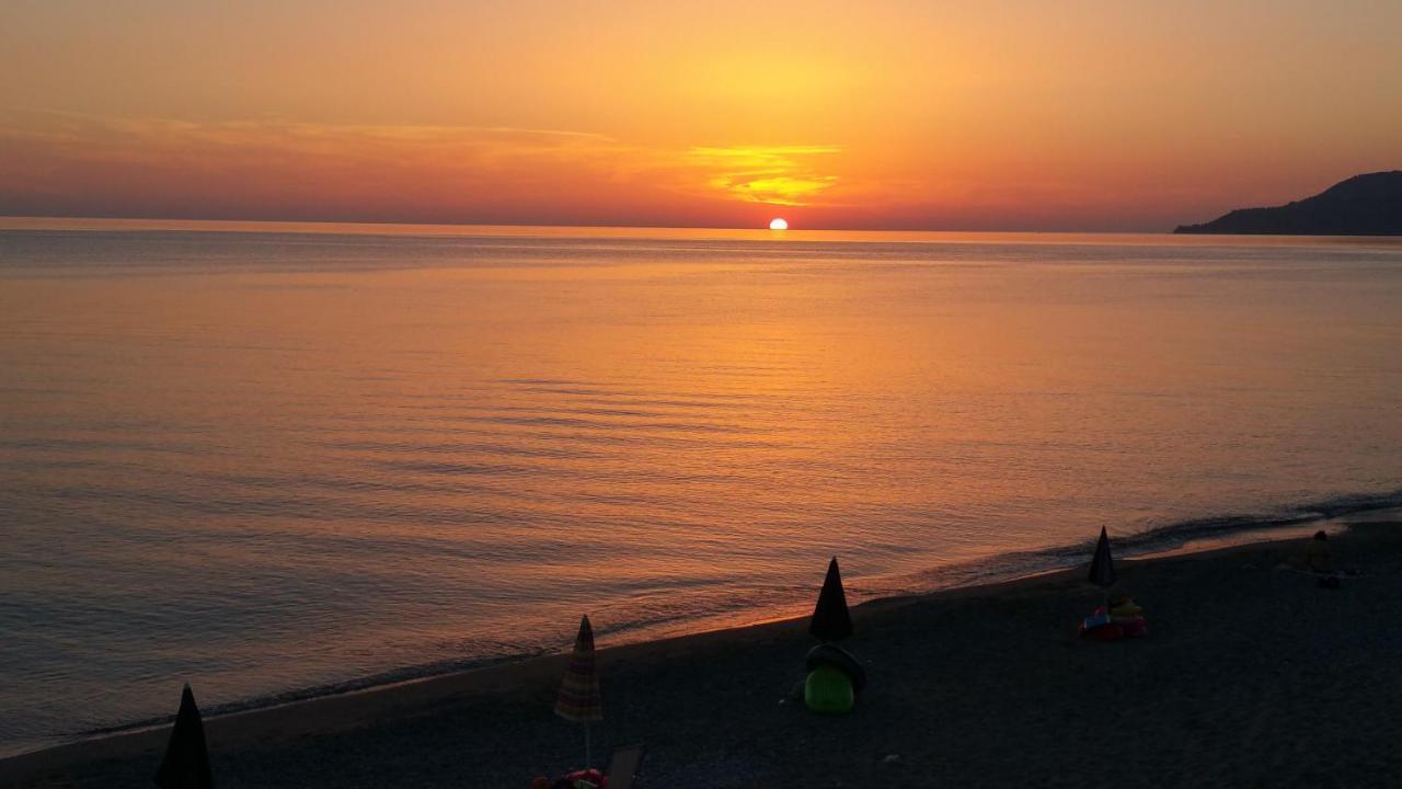 A Due Passi Dal Mare Bed & Breakfast Акуапеса Екстериор снимка