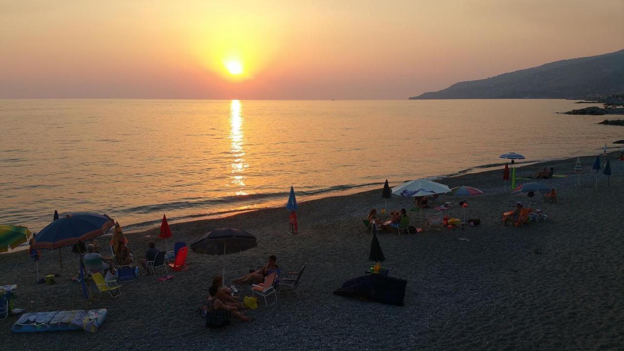 A Due Passi Dal Mare Bed & Breakfast Акуапеса Екстериор снимка